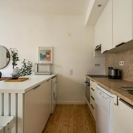 Appartamento Whome Chic 2-bed Near Santos & Alcantara Perfect For Families & Couples Lisbona