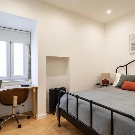 Appartamento Whome Chic 2-bed Near Santos & Alcantara Perfect For Families & Couples Lisbona