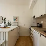 Апартаменты Whome Chic 2-bed Near Santos & Alcantara Perfect For Families & Couples Лиссабон